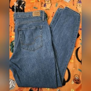 Levi Strauss Signature jeans. Soft, stretchy material.